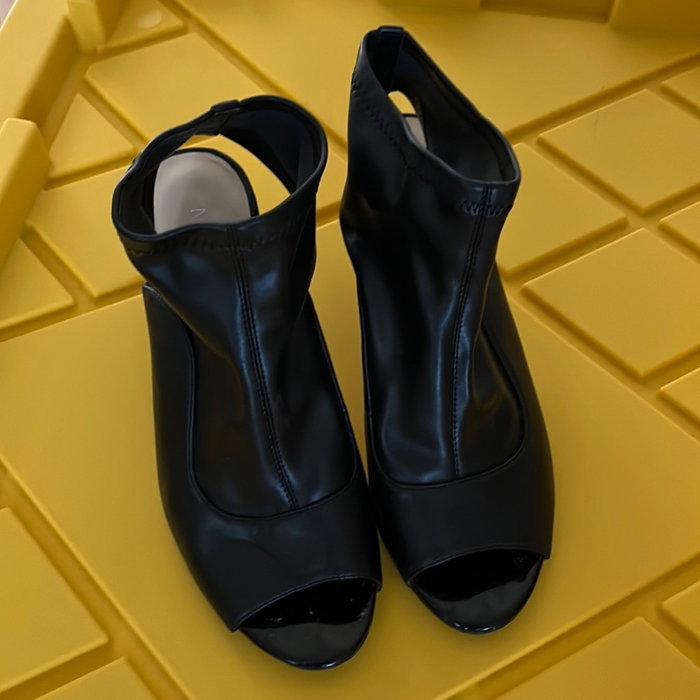 Nine West, 8.5, black faux leather peep toe heels with a small open back.